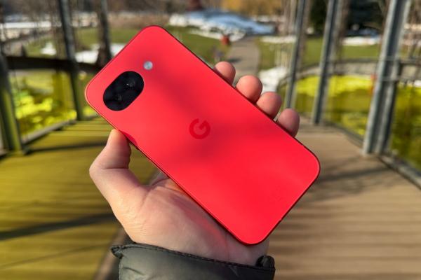 Google Pixel 10a: Design - Cel mai plat smartphone vine acum pe o nuanță roșu căpșună delicioasă 