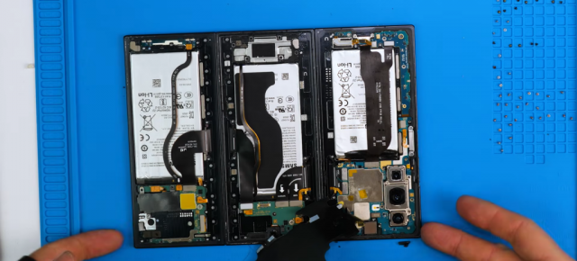 Galaxy Z TriFold tunat cu o baterie de 9.600 mAh; Experimentul unui YouTuber uimește