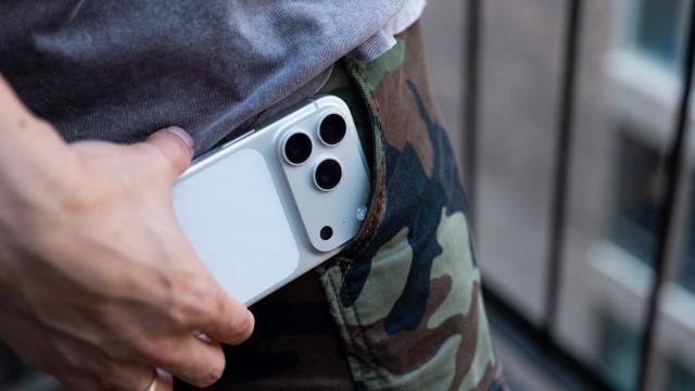 <b>iPhone și iPad primesc certificarea NATO Restricted; Dispozitivele Apple sunt acceptate oficial pentru date clasificate</b>iPhone și iPad au fost aprobate pentru gestionarea informațiilor clasificate la nivel „NATO Restricted”, după o evaluare tehnică realizată de autoritatea germană BSI. Anunțul a venit din partea Apple pe 26 februarie 2026, iar certificarea vizează