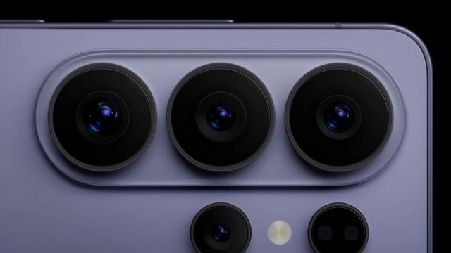 <b>Samsung Galaxy S27 Ultra trece la senzor de 1 inch pe camera de 200 MP (Zvon)</b>La doar câteva zile după lansarea seriei Samsung Galaxy S26, atenția industriei se mută deja către generația următoare. Cele mai recente informații vin din zona senzorilor foto: Samsung dezvoltă două noi module ISOCELL de 200 MP, iar unul dintre acestea