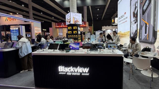 <b>MWC 2026: Blackview şi telefoanele robuste cu satelit, senzor termic şi... iPhone!?</b>Am făcut un pit stop la standul celor de la Blackview de la MWC 2026, pentru a le vedea telefoanele robuste. Am dat şi peste câteva chestii la care nu mă aşteptam, inclusiv clone de iPhone 17 Pro Max. Hai să vedem ce am găsit
