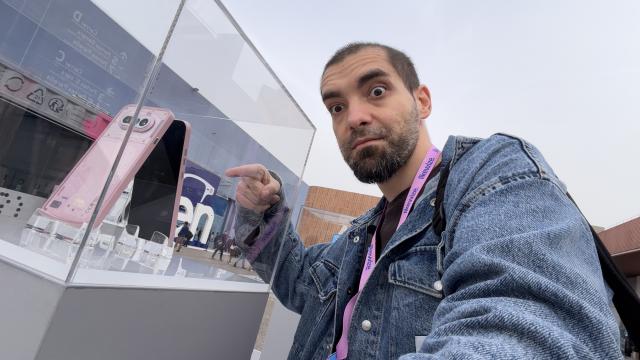 <b>Nothing Phone (4a) eyes on, că hands on nu am putut face în Barcelona</b>Nothing a avut un stand, sau mai bine zis un container la MWC 2026, că teaser pentru lansarea de la Londra, de pe 5 martie. Acolo colegul Alex a pus ochii, că mâna nu s-a putut pe telefonul cel nou, Nothing Phone (4a). El apare pe 4 nuanţe: roz
