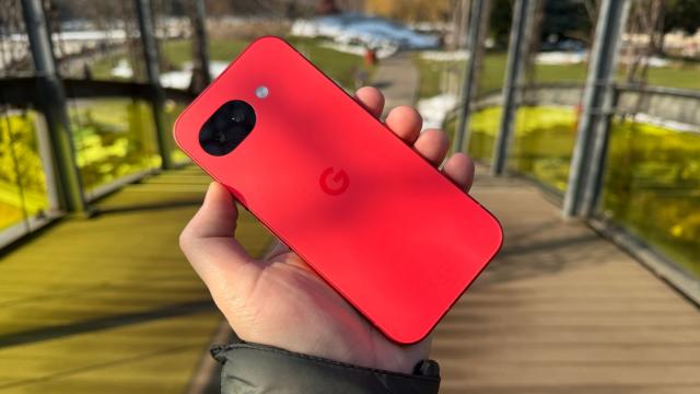 <b>Google Pixel 10a: Design - Cel mai plat smartphone vine acum pe o nuanță roșu căpșună delicioasă </b>Știu că la prima vedere Google Pixel 10a îți atrage atenția prin muchiile butucănoase ale ecranului, dar e printre singurele telefoane de pe piață cu modul de cameră plat. Schimbările vizuale sunt ce-i drept minime de la predecesor 