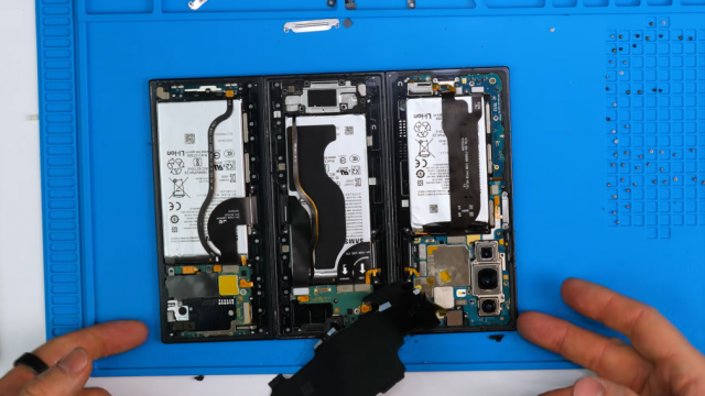 <b>Galaxy Z TriFold tunat cu o baterie de 9.600 mAh; Experimentul unui YouTuber uimește</b>Telefoanele pliabile sunt deja unele dintre cele mai complicate dispozitive de pe piață din punct de vedere al ingineriei. Vă dați seama ce înseamnă să deschizi complet un astfel de dispozitiv și să încerci aproape să îi dublezi capacitatea