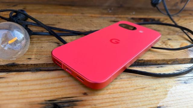 <b>Google Pixel 10a: Conectivitate cu 5G și WiFi, Satellite SOS pentru prima dată pe un Pixel a</b>Pe partea de conectivitate eu am fost acoperit cum se cuvine de Pixel 10a, de la 5G la WiFi 6e și până la Bluetooth 6.0 cu A2DP și LE. Avem și GPS, GLONASS, GALILEO, BDS, QZS, NavIC, NFC și un port USB Type-C 3.2 la bază 