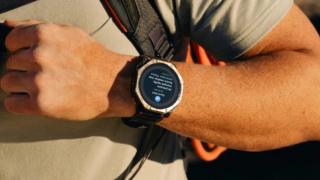 Amazfit T-Rex Dual Solar se încarcă pe ambele fețe și poate ajunge la 51 de zile de autonomie
