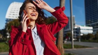 Vodafone testează traducerea apelurilor direct în rețea: AI-ul funcționează fără aplicație și fără telefon special
