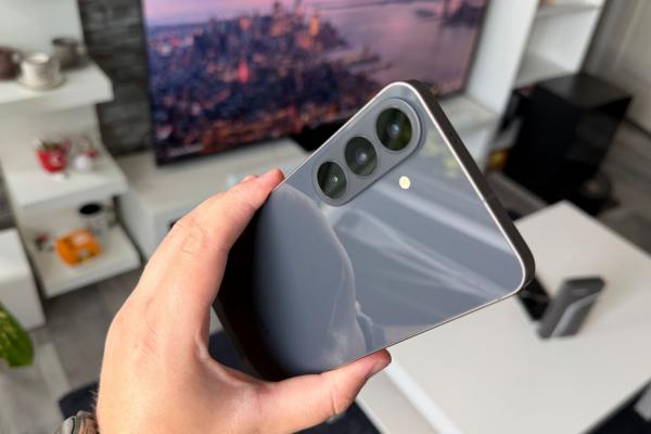 Samsung Galaxy S26 FE: Cameră cu hardware neschimbat de la predecesor, dar peste multe smartphone-uri rivale