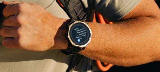 Amazfit T-Rex Dual Solar se încarcă pe ambele fețe și poate ajunge la 51 de zile de autonomie