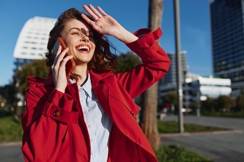 Vodafone testează traducerea apelurilor direct în rețea: AI-ul funcționează fără aplicație și fără telefon special