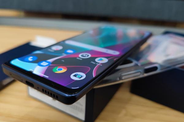 Motorola Moto G200 5G Unboxing: cel mai ieftin telefon cu procesor Snapdragon 888+ şi filmare 8K are un spate inedit (Video)