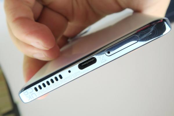 Motorola Edge 20 Pro: Acustică mono, dar una corectă care livrează