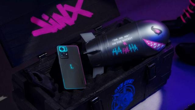 <b>OPPO anunță ediția specială Reno7 Pro League of Legends care vine într-o cutie în formă de bombă</b>Așa cum aflam în urmă cu doar câteva zile prin intermediul unui teaser, smartphone-ul OPPO Reno7 Pro avea să primească o ediție specială League of Legends, versiune prezentată oficial în ultimele ore pe piața din China