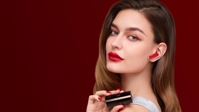 <b>Preț și disponibilitate Huawei FreeBuds Lipstick în România</b>Finalul anului 2021 vine și cu idei de cadouri inedite, iar un produs care se încadrează în această categorie este clar Huawei FreeBuds Lipstick, o pereche de căști wireless care sosesc într-o cutie ce imită un ruj. Căștile au primit 