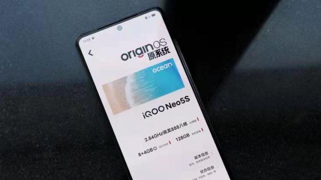 <b>vivo iQOO Neo 5s va debuta oficial pe 20 decembrie; Va sosi cu noua interfață OriginOS Ocean</b>Fix după ce vivo a dezvăluit noua sa interfață, OriginOS Ocean, iQOO a oferit o dată de lansare oficială pentru modelul Neo 5s despre care scriam în urmă cu câteva zile. Se pare că telefonul va sosi cu Android 12 cu noua interfață OriginOS aplicată peste