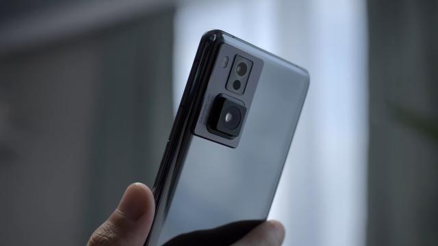 <b>INNO Day 2021: OPPO prezintă un telefon inedit, cu cameră foto cu obiectiv retractabil</b>Scriam ieri despre două produse inedite prezentate de către OPPO în cadrul evenimentului său anual INNO Day 2021. Compania a prezentat primul său NPU sub forma cipsetului MariSilicon X, dar și o pereche de ochelari Air Glass AR. Iată că a venit momentul