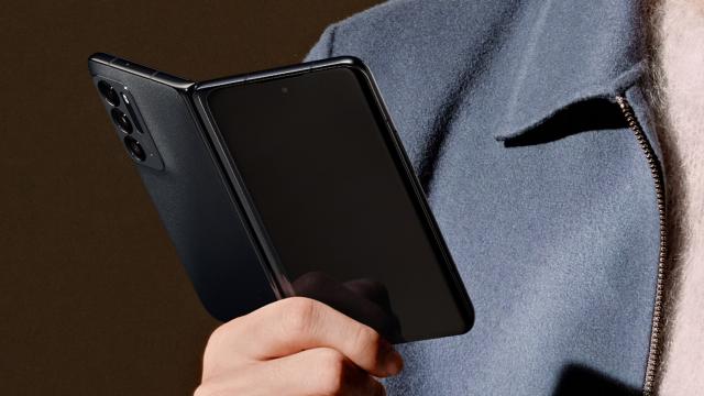<b>INNO Days 2021: OPPO Find N debutează oficial, primul smartphone pliabil al companiei, rival pentru Galaxy Z Fold3; Cât costă?</b>OPPO cochetează cu ideea unui smartphone pliabil deja de 4 ani, prezentând până acum nu mai puțin de 6 prototipuri în cadrul târgurilor tehnologice. Astăzi a debutat prima versiune ce va fi comercializată oficial de către companie sub forma lui OPPO