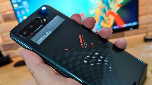<b>ASUS ROG Phone 5s Review detaliat în limba română (Evaluare Mobilissimo)</b>ASUS a decis în 2021 să lanseze două generaţii de telefon de gaming într-un an, o premieră de la debutul seriei din 2018 până acum. Am avut ROG Phone 5 prin aprilie-mai şi acum a apărut în sezonul toamna-iarna ROG Phone 5s. Seria a fost anunţată