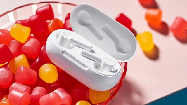 <b>OnePlus lansează în România căștile OnePlus Buds Z2, model true wireless cu anulare activă a zgomotului</b>OnePlus a anunțat astăzi o pereche de căști true wireless cu anulare activă a zgomotului, OnePlus Buds Z2. Avem de-a face cu un produs accesibil, care oferă o autonomie generoasă. OnePlus Buds Z2 oferă anulare activă a zgomotului de 40 decibeli