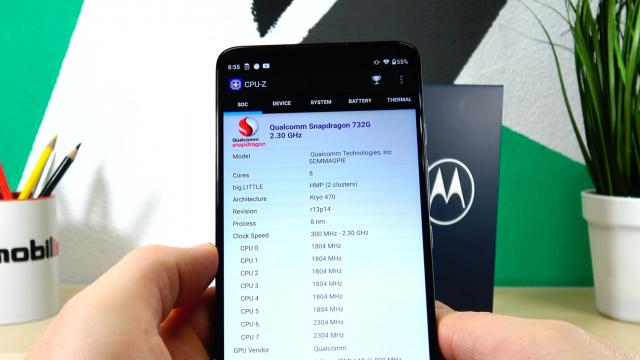 <b>Motorola Moto G60: Hardware de premiant la categoria "Bang for the Buck"</b>Motorola Moto G60 pare să fie cel mai bine dotat telefon din 2021, strict în zona terminalelor cu preţ de 1000 de lei. Când spunem asta ne uităm la bateria uriaşă, la ecranul mare cu refresh rate ridicat şi la camera de 108 MP din spate. Telefonul