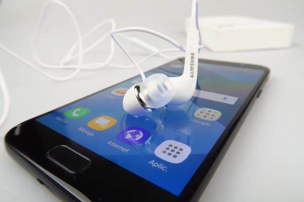 Samsung Galaxy A5 (2017): Multimedia cu multe opţiuni de egalizare, volum mediu