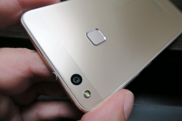Huawei P10 Lite: Camera îşi depăşeşte predecesorul