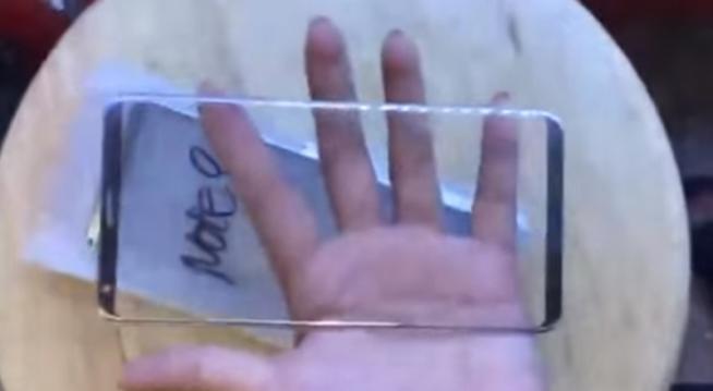 <b>Protecții de ecran pentru Galaxy Note 8 apar în materiale video; vedem un display cu doar puțin mai lat în raport cu S8</b>După numeroase randări văzute și chiar fotografii ale unui prototip cu Samsung Galaxy Note 8, urmează astăzi să privim asupra unor prime accesorii pentru viitorul phablet. Este vorba despre câteva protecții de ecran destinate noului