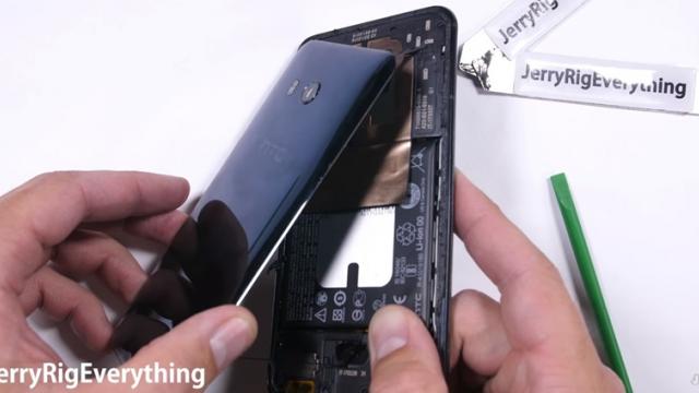 <b>HTC U11 disecat şi reparat în faţa camerei (Video)</b>Vedeam anterior un test de rezistență pentru flagship-ul HTC U11, test realizat de către youtuber-ul JerryRigEverything. Din păcate produsul nu a trecut cu brio de această fază, așa că avem astăzi un proces de tip disecare din care vedem cum se 