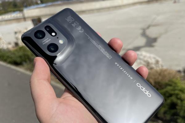 OPPO Find X5 Pro: Design memorabil, asimetric, ceramică îi creşte eleganța "craterului"