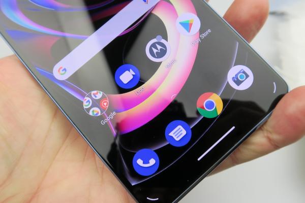 Motorola Edge 20 Pro primește acum actualizarea stabilă la Android 12; Sosesc opțiuni extra pentru customizare