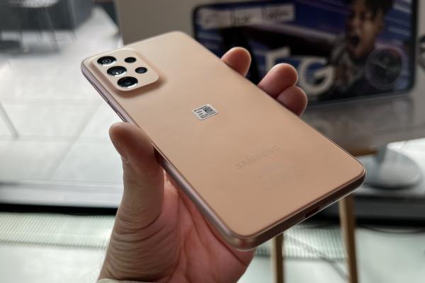 Samsung Galaxy A33 5G hands on review: stabilizare optică şi pe A30-uri, un pic mai aproape de fratele A53 5G (Video)