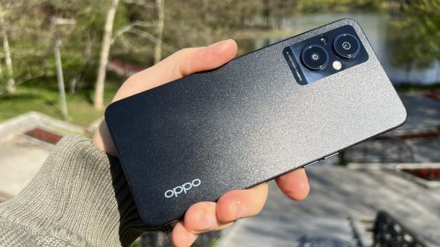 <b>OPPO Reno7 Lite review detaliat în limba română (Evaluare Mobilissimo)</b>OPPO a adus seria Reno7 în România în martie 2022, alături de flagshipul OPPO Find X5 Pro. Dintre acele modele l-am remarcat imediat pe OPPO Reno7 Lite, deoarece are două inele luminoase în spate, în jurul camerelor foto. Acele inele se vor aprinde atunci