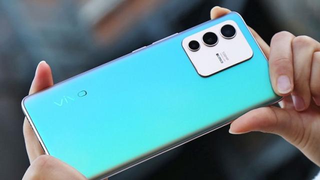 <b>Seria vivo S15 primește certificarea 3C; Dotările smartphone-urilor sunt dezvăluite înainte de debut</b>După lansarea a două noi telefoane flagship, printre care și un prim smartphone pliabil, vivo se pregătește acum să anunțe și câteva modele midrange, respectiv super high midrange. Recent seria vivo S15 a primit certificarea 3C, lineup succesor pentru