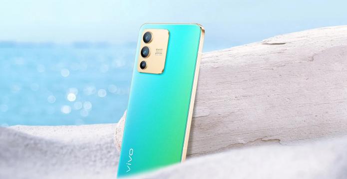 <b>Preț și disponibilitate vivo V23 5G în România</b>Printre telefoanele pe care vivo le lansa la început de an 2022 îl avem și pe vivo V23 5G, un selfie-phone cu setup frontal deosebit și un breton ca pe vremuri, dar cu scop bine întemeiat. De azi îl avem disponibil la vânzare pe piața din România