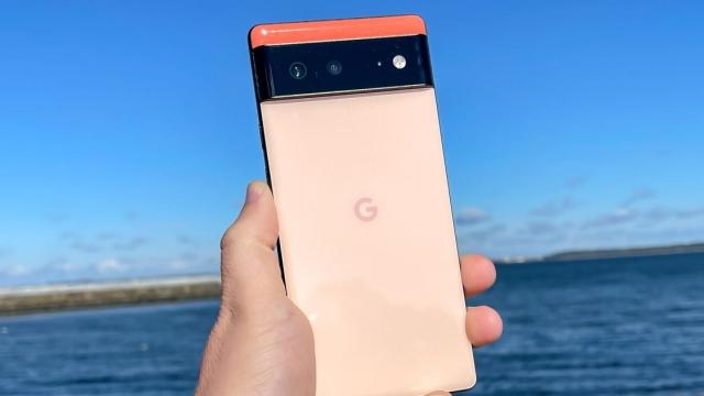 <b>Seria Google Pixel 7 nu ar aduce mari upgrade-uri la nivel de cameră foto; Optimizarea software ar face diferența</b>Google a lansat anul trecut seria Pixel 6, cele două modele din lineup aducând o schimbare mare la nivel de design. De asemenea, seria a inaugurat și un nou procesor realizat în regim propriu de către marele G. -Tensor. În acest an ar urma să fie