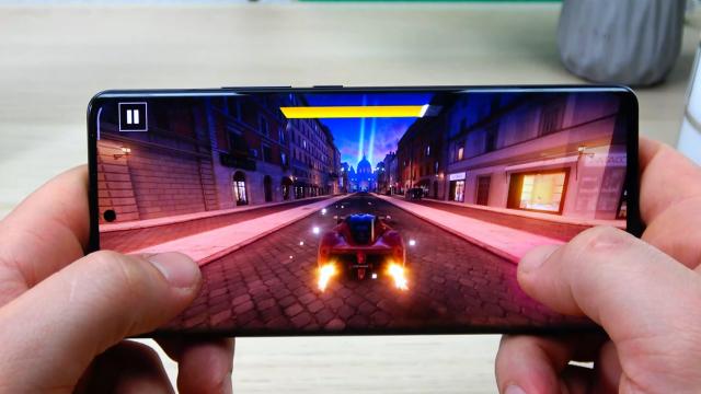 <b>Xiaomi 12 Pro: Benchmark-uri cu medalie de aur în AnTuTu, top 5-10 în rest</b>Xiaomi 12 Pro vine cu 8 sau 12 GB RAM şi 128 sau 256 GB stocare, iar procesorul este arhicunoscutul Qualcomm Snapdragon 8 Gen 1. În ultimii 2 ani Xiaomi a fost prima companie care şi-a adjudecat un CPU flagship, adică Snapdragon 865 pe Mi 10