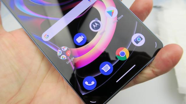 <b>Motorola Edge 20 Pro primește acum actualizarea stabilă la Android 12; Sosesc opțiuni extra pentru customizare</b>Seria Edge 20 de la Motorola se bucură încă de popularitate, compania reușind să livreze smartphone-uri cu hardware echilibrat la prețuri bune anul trecut. Deși a durat puțin mai mult față de alți producători, Motorola livrează acum actualizarea