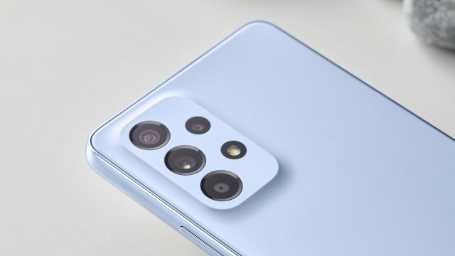 <b>Samsung livrează prima actualizare software pentru Galaxy A53 5G; Update-ul aduce îmbunătățiri la nivel de cameră</b>Samsung lansa în luna martie a acestui an noi smartphone-uri sub gama Galaxy A. Au debutat astfel modele precum Galaxy A33 5G, A53 5G, dar și A73 5G. Aflăm astăzi că unul dintre cele mai populare modele din lineup și anule Galaxy A53 5G, primește primul