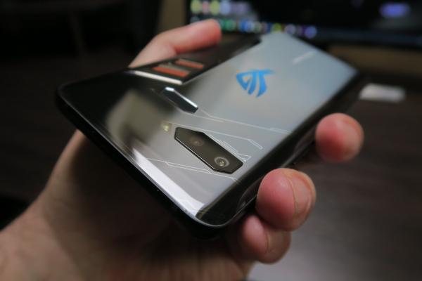 ASUS ROG Phone Unboxing: bestia de gaming e aici, cu un cooler la pachet, logo ROG iluminat (Video)