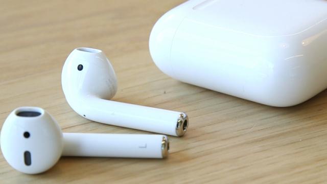 <b>Noua generație Apple AirPods primește certificarea Bluetooth SIG; Adoptă tehnologia Bluetooth 5.0</b>Deși ne așteptam ca cei de la Apple să anunțe pe data de 30 octombrie și noile căști Apple AirPods 2, acest lucru nu s-a întâmplat din păcate, semn că debutul căștilor mai întârzie. Totuși, această lansare nu pare fi atât de departe ținând cont 