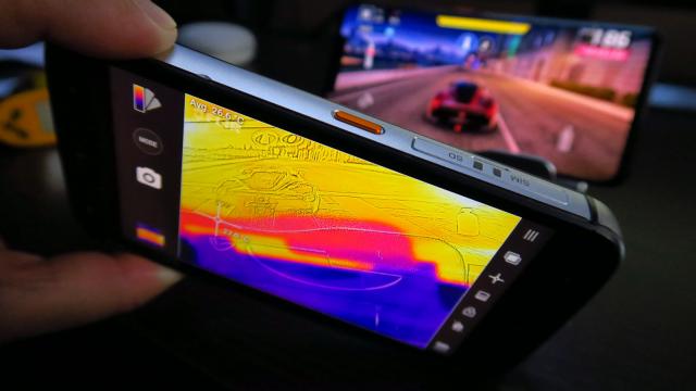 <b>Huawei Mate 20 Pro: Benchmark-uri de campion Android, putere impresionantă</b>Huawei Mate 20 Pro inaugurează procesorul Kirin 980, care a fost anunţat la IFA 2018 şi s-a poziţionat de la început ca primul CPU de 7 nm de pe terminalele Android. Acest CPU octa core vine cu GPU Mâli G76 MP10 şi cu suport GPU Turbo 2.0, care aduce..