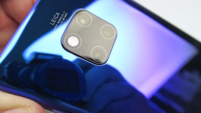 <b>Huawei Mate 20 Pro: Camera numărul 1 din 2018, mai degrabă la foto decât video</b>Iată-ne ajunşi şi la cameră, magnum opus-ul celor de la Huawei. Mai ţineţi minte când lumea cumpăra telefoane Huawei doar pentru că erau frumoase, pe vremea seriei Ascend? Treptat au început să se mişte bine pe optică, au cooptat Leica într-un parteneriat