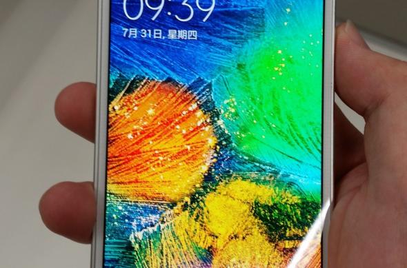 O versiune albă de Samsung Galaxy Alpha este fotografiată; Iat-o!: 922a116fjw1eiymhh2id6j22b043kb2d.jpg