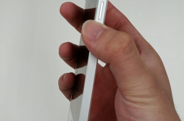 O versiune albă de Samsung Galaxy Alpha este fotografiată; Iat-o!: 922a116fjw1eizict3ve0j22b043k1kz.jpg
