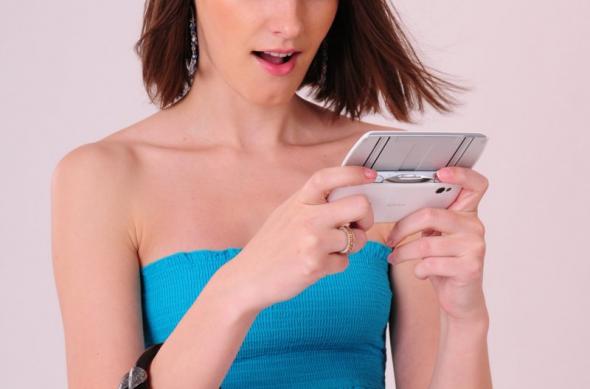 Xperia Play pe mâna unei noi MobiGirl - cum se Împacă gamingul cu frumusețea: mobigirl_sony_ericsson_xperia_play_13.jpg