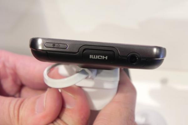 MWC 2011: LG Optimus 2X, primul telefon cu procesor dual core, surprins În acțiune (Video)