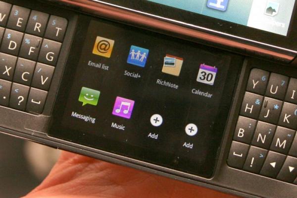 Telefon LG cu două ecrane și qwerty - concept inedit