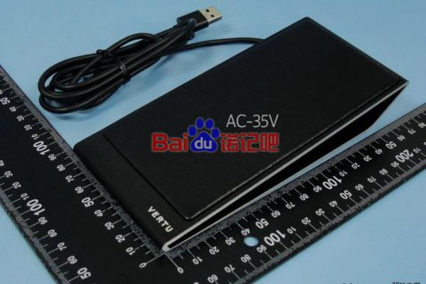 Smartphone-ul de lux Vertu Signature Touch este disecat În fața camerei