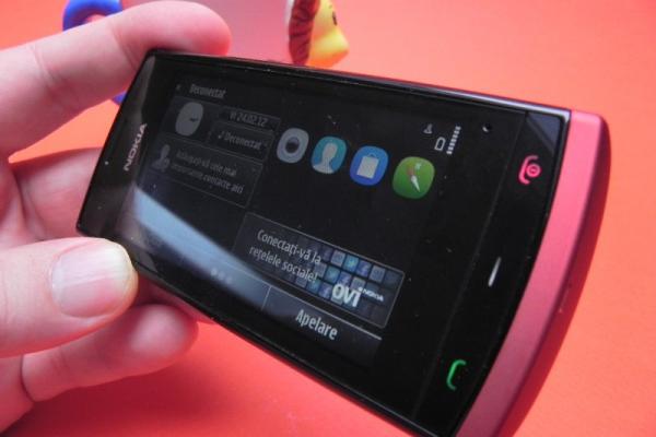 Review Nokia 500 - telefon tineresc, cu preț accesibil, cameră rezonabilă (Video)
