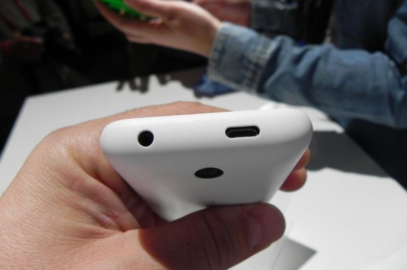 MWC 2014: Nokia Asha 230 video hands-on; cel mai ieftin terminal Nokia cu touchscreen: dscn4322jpg.jpg